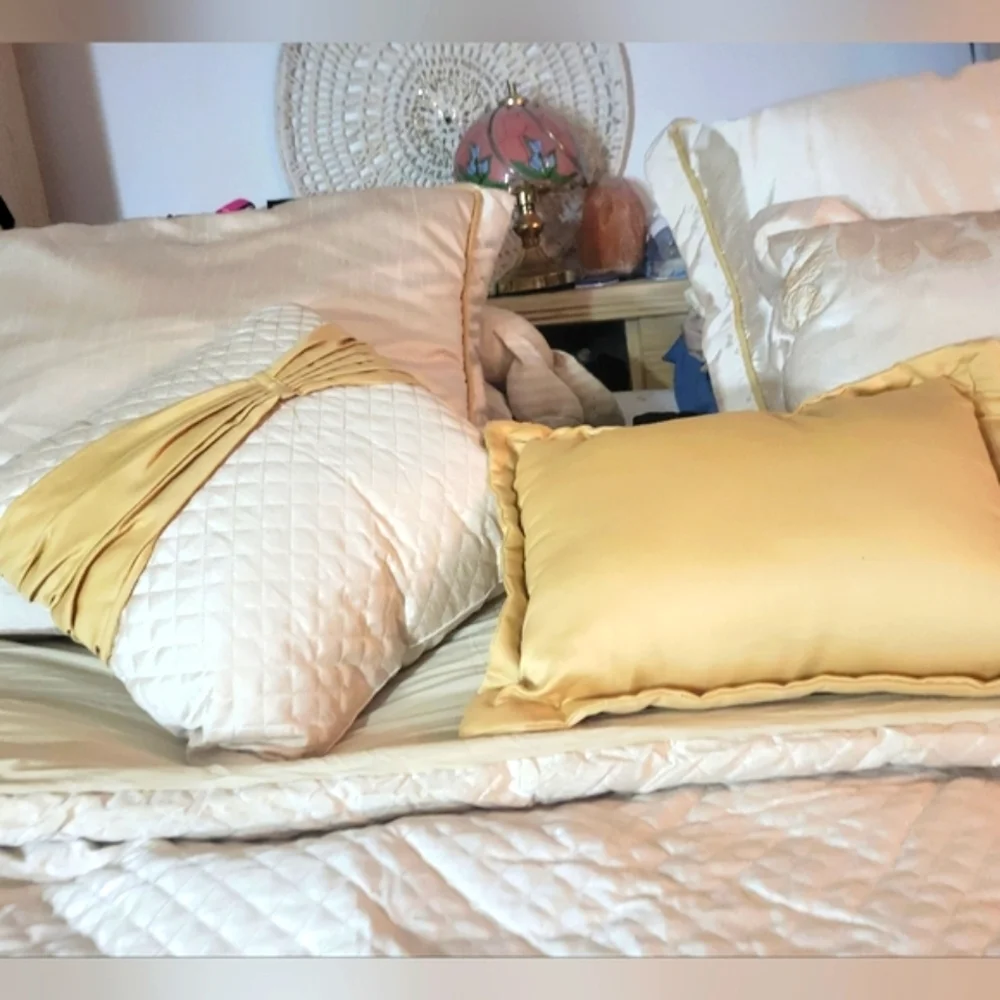 Elegant Cream & Gold Demask Luxury Bedding Set Queen Quilt, 2 Shams, 5 Pillows